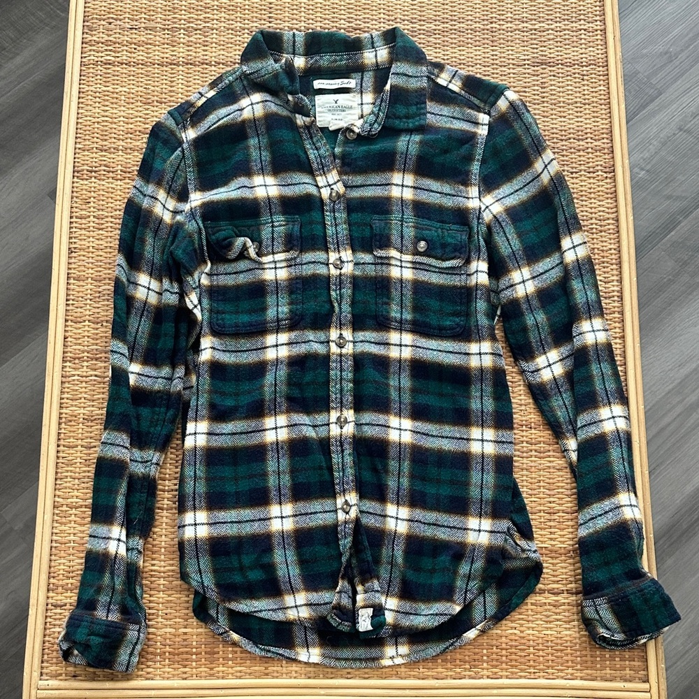 American Eagle Outfitters Green Black Plaid Long Sleeve Button-Up Shirt